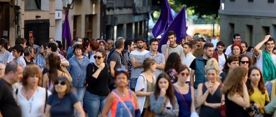 Miles de personas han salido este viernes a las calles en las principales localidades de Gipuzkoa para protestar por la libertad provisional de los cinco miembros de 'La Manada', que ya han abandonado la cárcel.