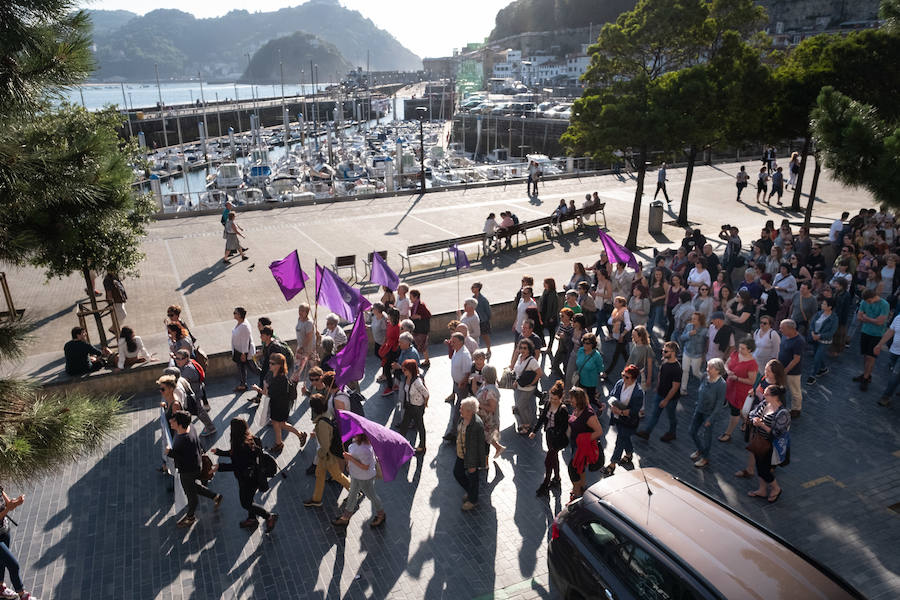 Miles de personas han salido este viernes a las calles en las principales localidades de Gipuzkoa para protestar por la libertad provisional de los cinco miembros de 'La Manada', que ya han abandonado la cárcel.