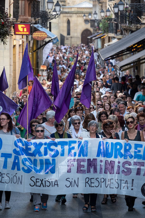Miles de personas han salido este viernes a las calles en las principales localidades de Gipuzkoa para protestar por la libertad provisional de los cinco miembros de 'La Manada', que ya han abandonado la cárcel.