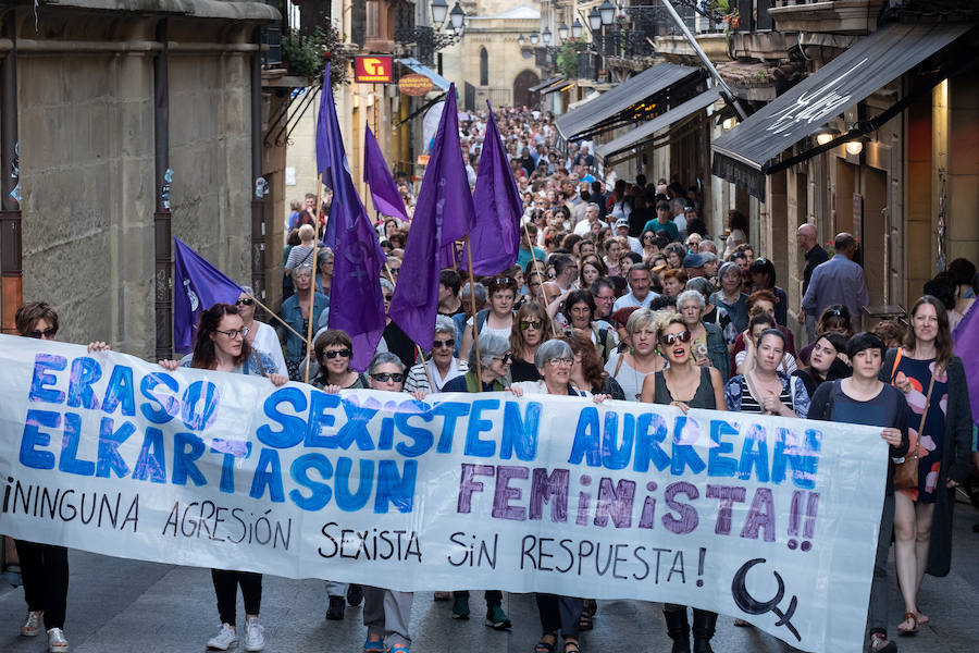 Miles de personas han salido este viernes a las calles en las principales localidades de Gipuzkoa para protestar por la libertad provisional de los cinco miembros de 'La Manada', que ya han abandonado la cárcel.