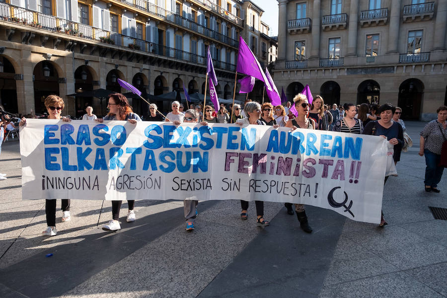 Miles de personas han salido este viernes a las calles en las principales localidades de Gipuzkoa para protestar por la libertad provisional de los cinco miembros de 'La Manada', que ya han abandonado la cárcel.
