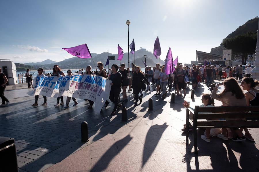 Miles de personas han salido este viernes a las calles en las principales localidades de Gipuzkoa para protestar por la libertad provisional de los cinco miembros de 'La Manada', que ya han abandonado la cárcel.