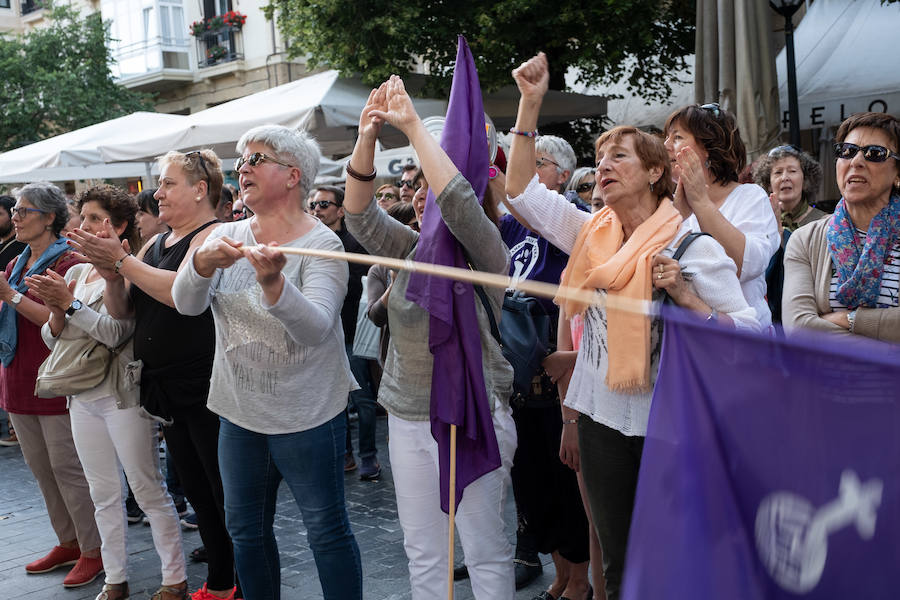 Miles de personas han salido este viernes a las calles en las principales localidades de Gipuzkoa para protestar por la libertad provisional de los cinco miembros de 'La Manada', que ya han abandonado la cárcel.