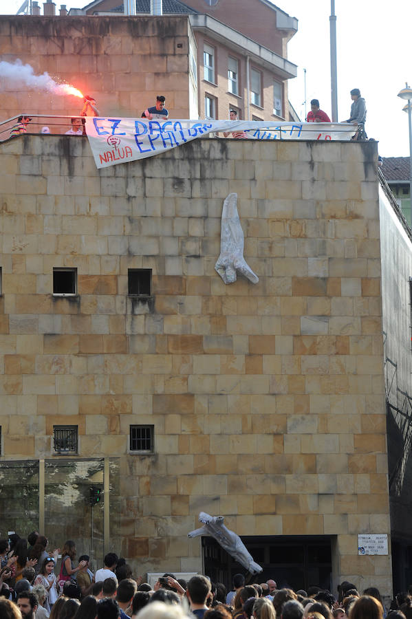 Miles de personas han salido este viernes a las calles en las principales localidades de Gipuzkoa para protestar por la libertad provisional de los cinco miembros de 'La Manada', que ya han abandonado la cárcel.