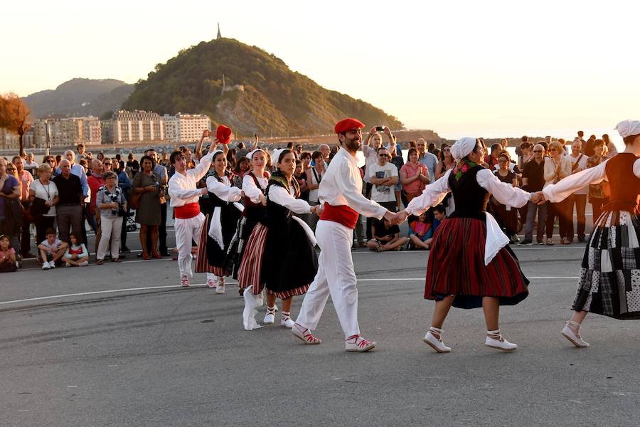 En San Sebastián, diecisiete hogueras se encendieron en los barrios de la ciudad para celebrar el solsticio de verano