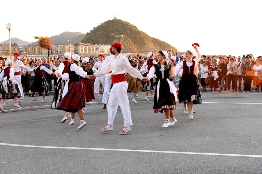 En San Sebastián, diecisiete hogueras se encendieron en los barrios de la ciudad para celebrar el solsticio de verano