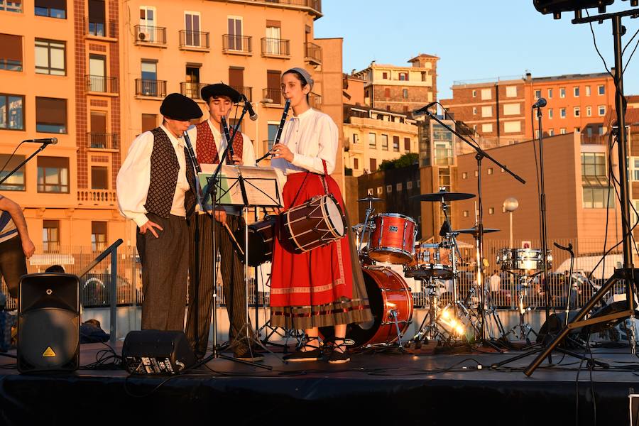 En San Sebastián, diecisiete hogueras se encendieron en los barrios de la ciudad para celebrar el solsticio de verano