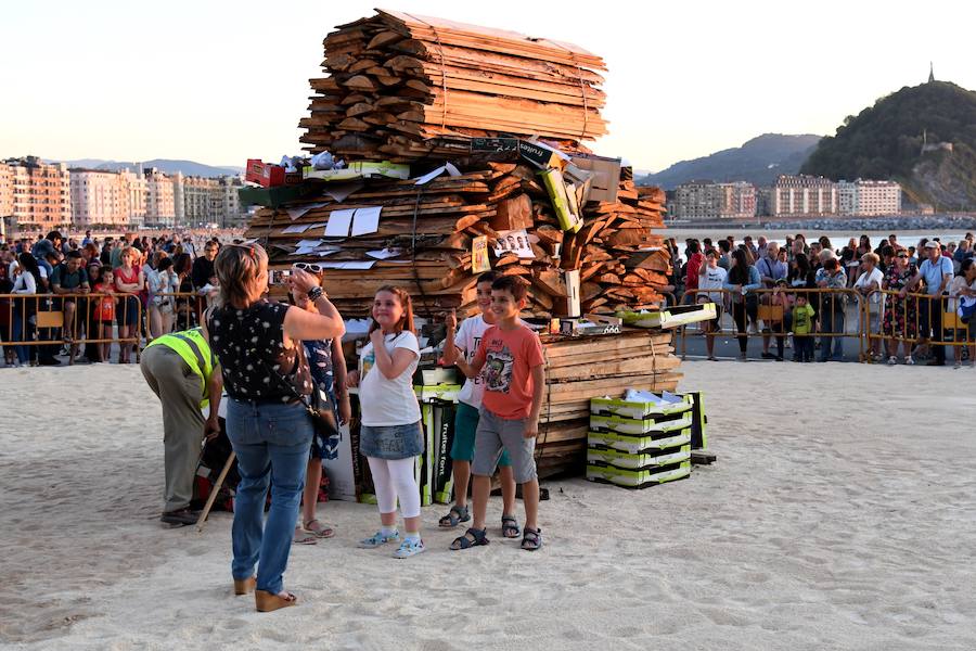 En San Sebastián, diecisiete hogueras se encendieron en los barrios de la ciudad para celebrar el solsticio de verano