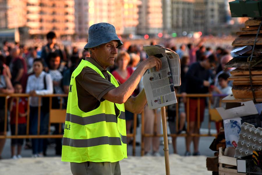 En San Sebastián, diecisiete hogueras se encendieron en los barrios de la ciudad para celebrar el solsticio de verano