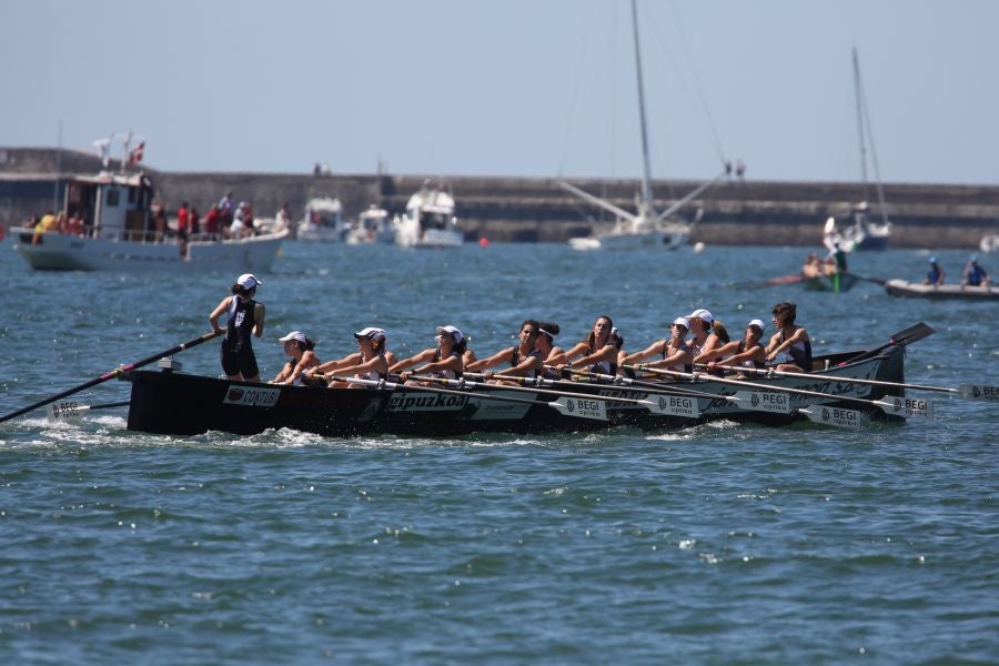 Las bateleras superan a la Txiki en 13.52 y Arraun Lagunak y Hondarribia se hacen fuertes por detrás