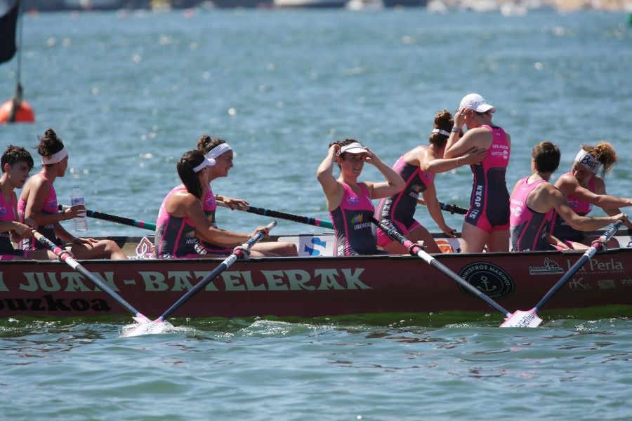 Las bateleras superan a la Txiki en 13.52 y Arraun Lagunak y Hondarribia se hacen fuertes por detrás