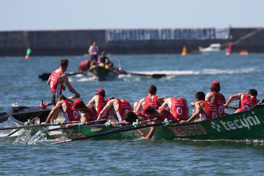 Getaria se llevó la honrilla en Donibane Lohizune pero la gloria fue para Deusto-Bilbao. La Esperantza se impuso en la tanda de honor tras sufrir en los tres largos de ida y gozar en los tres de popare, pero no pudo remontar el mejor registro de la Tomatera en la segunda serie. 