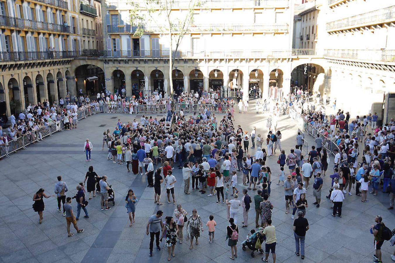 Eneko Goia, y los concejales del Ayuntamiento participaron en la tradicional Soka Dantza bailando alrededor del árbol, con música de la Banda Municipal de Txistularis y la colaboración de los dantzaris de Goizaldi.