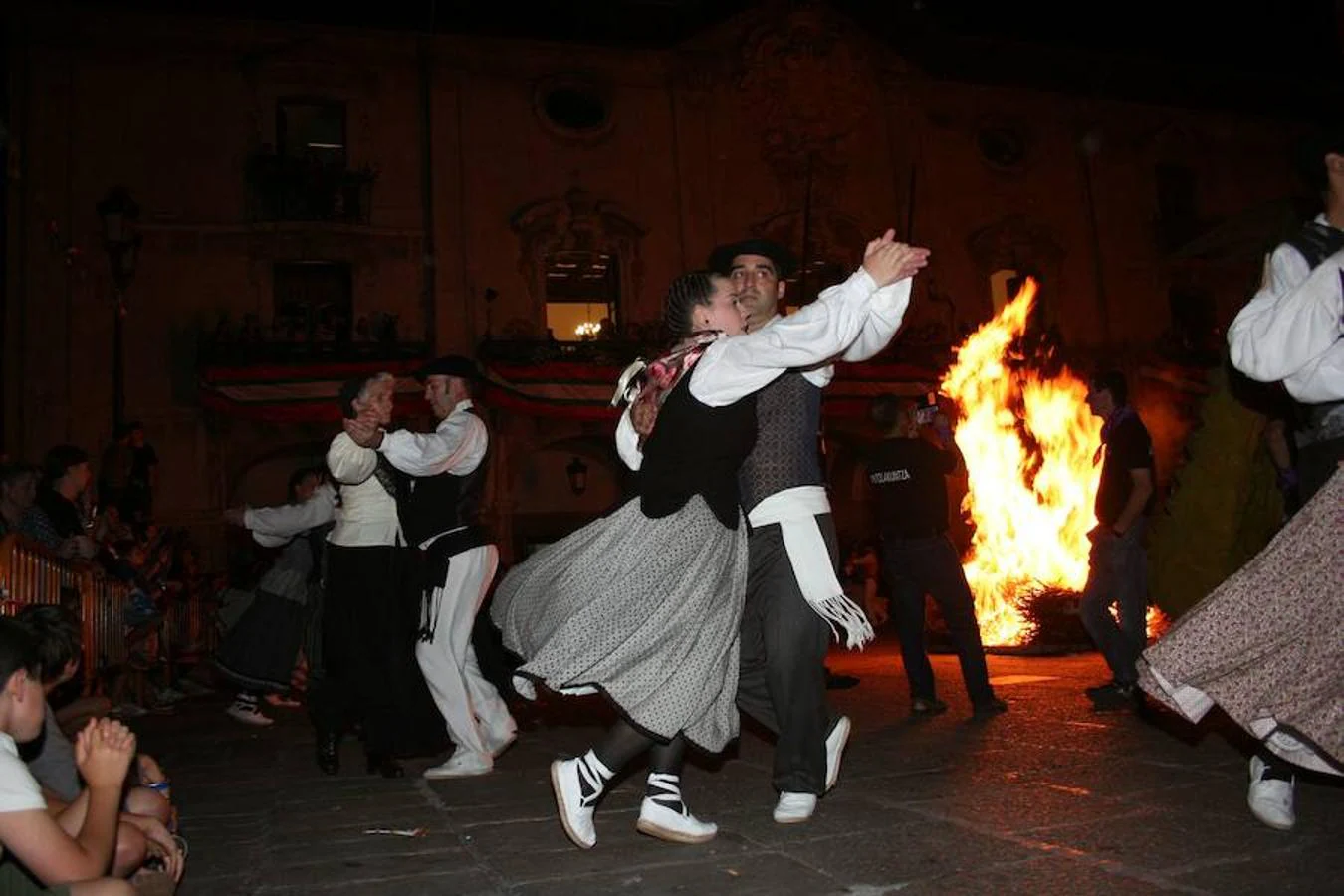 La muchedumbre tomó las calles a partir de las 21.00 para asistir a la 25º edición de Errementari Dantza, un espectáculo que es el punto culminante de la noche de San Juan y su hoguera, y al que siguió la tradicional Tamborrada de San Juan.