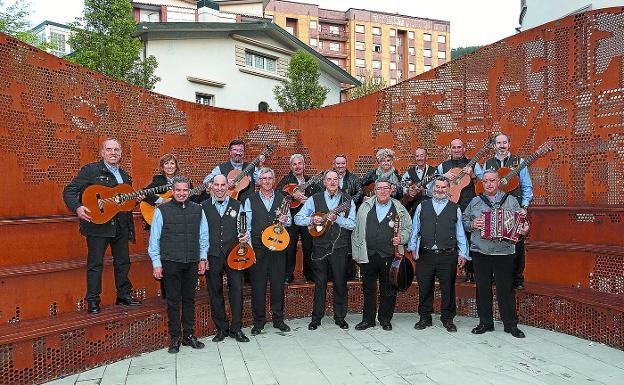 Componentes de Alaitasuna, que hoy ofrecerán su tradicional ronda de San Juan junto a Santikutz Abesbatza.