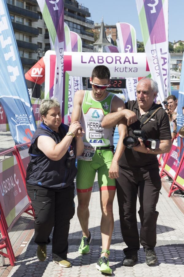 El albaceteño de 24 años David Castro se metió en el bolsillo a la entregada y numerosa afición donostiarra que aplaudió con entusiasmo eltriunfo del triatleta en el 33 Memorial Onditz disputado este domingo.