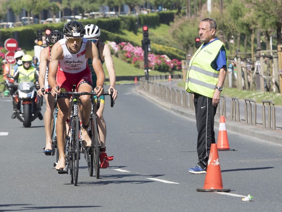 El albaceteño de 24 años David Castro se metió en el bolsillo a la entregada y numerosa afición donostiarra que aplaudió con entusiasmo eltriunfo del triatleta en el 33 Memorial Onditz disputado este domingo.