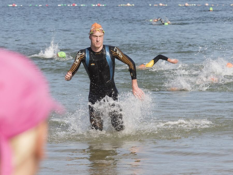 El albaceteño de 24 años David Castro se metió en el bolsillo a la entregada y numerosa afición donostiarra que aplaudió con entusiasmo eltriunfo del triatleta en el 33 Memorial Onditz disputado este domingo.