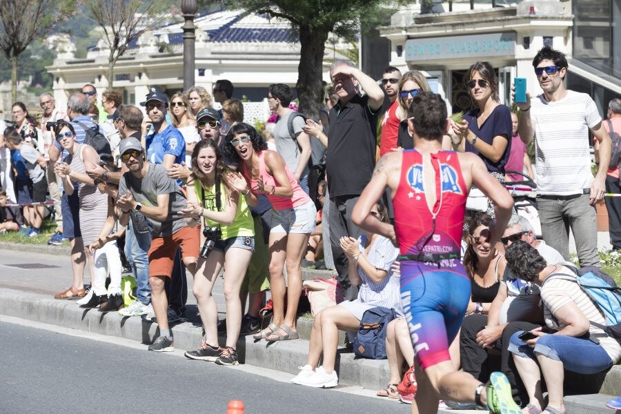 El albaceteño de 24 años David Castro se metió en el bolsillo a la entregada y numerosa afición donostiarra que aplaudió con entusiasmo eltriunfo del triatleta en el 33 Memorial Onditz disputado este domingo.