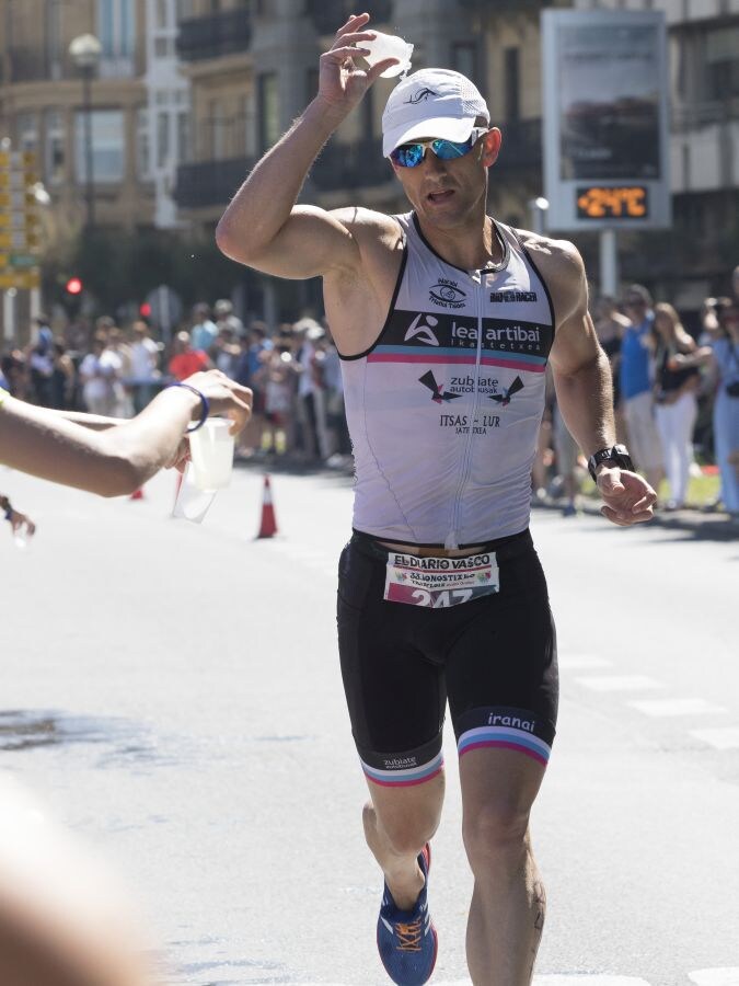 El albaceteño de 24 años David Castro se metió en el bolsillo a la entregada y numerosa afición donostiarra que aplaudió con entusiasmo eltriunfo del triatleta en el 33 Memorial Onditz disputado este domingo.