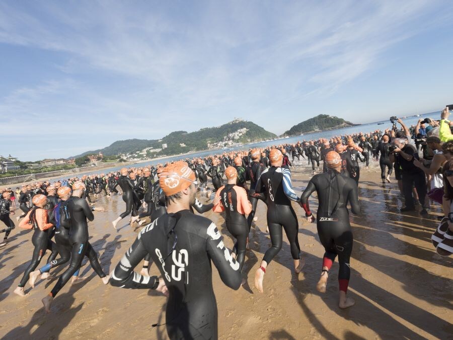 El albaceteño de 24 años David Castro se metió en el bolsillo a la entregada y numerosa afición donostiarra que aplaudió con entusiasmo eltriunfo del triatleta en el 33 Memorial Onditz disputado este domingo.