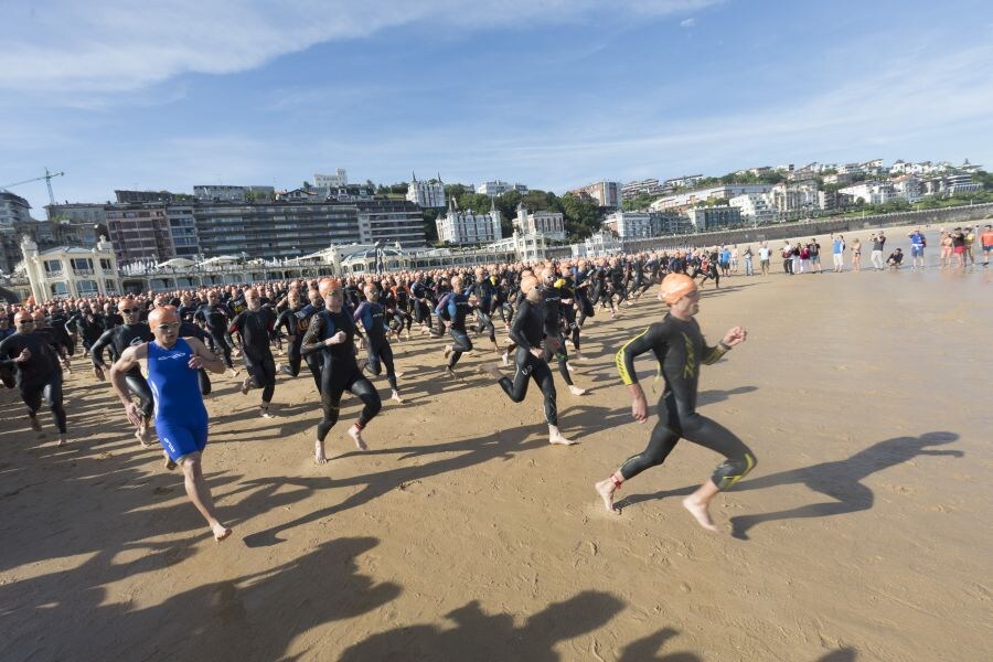 El albaceteño de 24 años David Castro se metió en el bolsillo a la entregada y numerosa afición donostiarra que aplaudió con entusiasmo eltriunfo del triatleta en el 33 Memorial Onditz disputado este domingo.