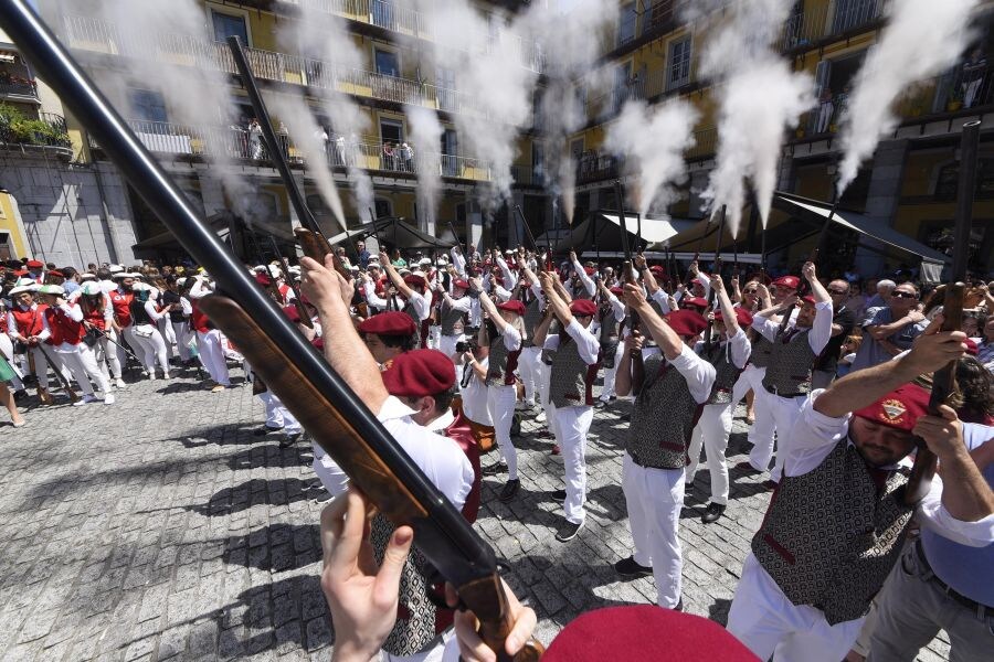 El día más festivo del año llega aderezado por la buena climatología y ha contado con la participación de 1.500 personas en el Alarde. 