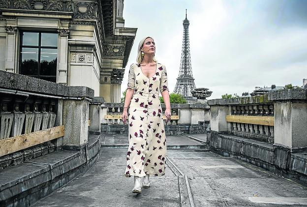 La historiadora bilbaína Miren Arzalluz, en una terraza del museo de la moda de París, del que es directora desde enero.