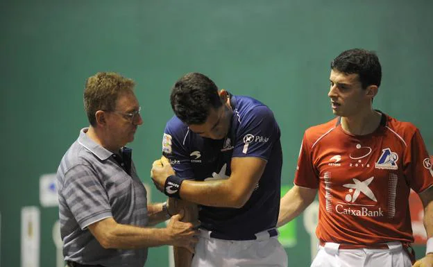 Festival de San Juan de pelota a mano clasificatorio para el torneo San Fermín de cuatro y medio, entre Jokin Altuna III y Jaka, con derrota de este último por lesión. 