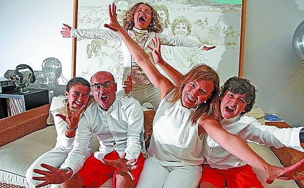 La familia Sueiro Nieves posa feliz en su casa en Urrugne, donde los guipuzcoanos se instalaron para que sus hijos estudiaran en francés. 