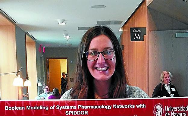 Itziar Irurzun con el póster presentado al concurso.