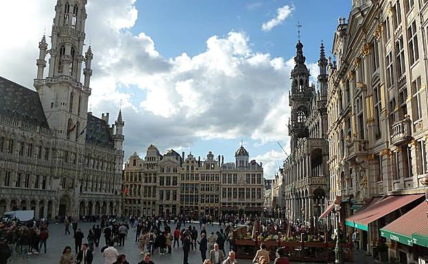 Imagen principal - En la imagen superior, la Grand Place de Bruselas, la plaza más famosa de la capital. Debajo, el barrio de Sablon tiene un aire parisino. A su vera, el Manneken Pis vestido ¿de flamenco?