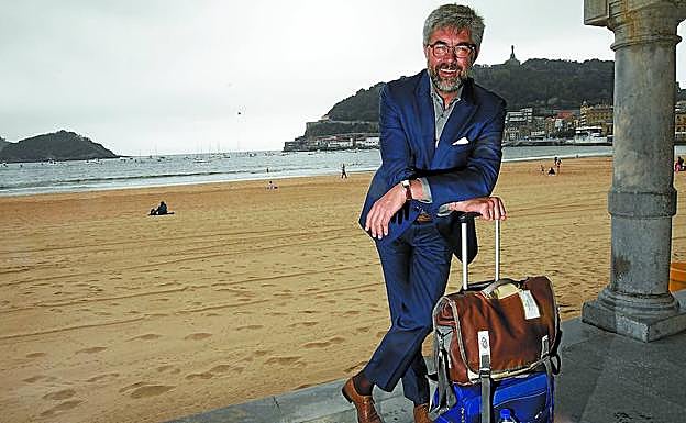 Llegando, marchándose. Fran acababa de dar su charla en Deusto Donostia. Cerca del Hotel de Londres, pronto volvería a BCN.