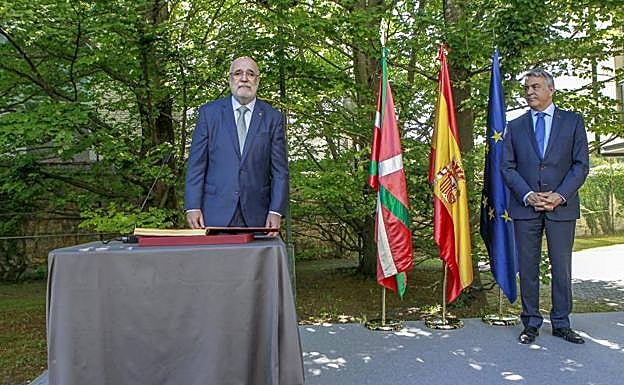 Jesús Loza ha tomado este lunes posesión de su cargo como delegado del Gobierno. A su derecha, su antecesor, el popular Javier de Andrés. 