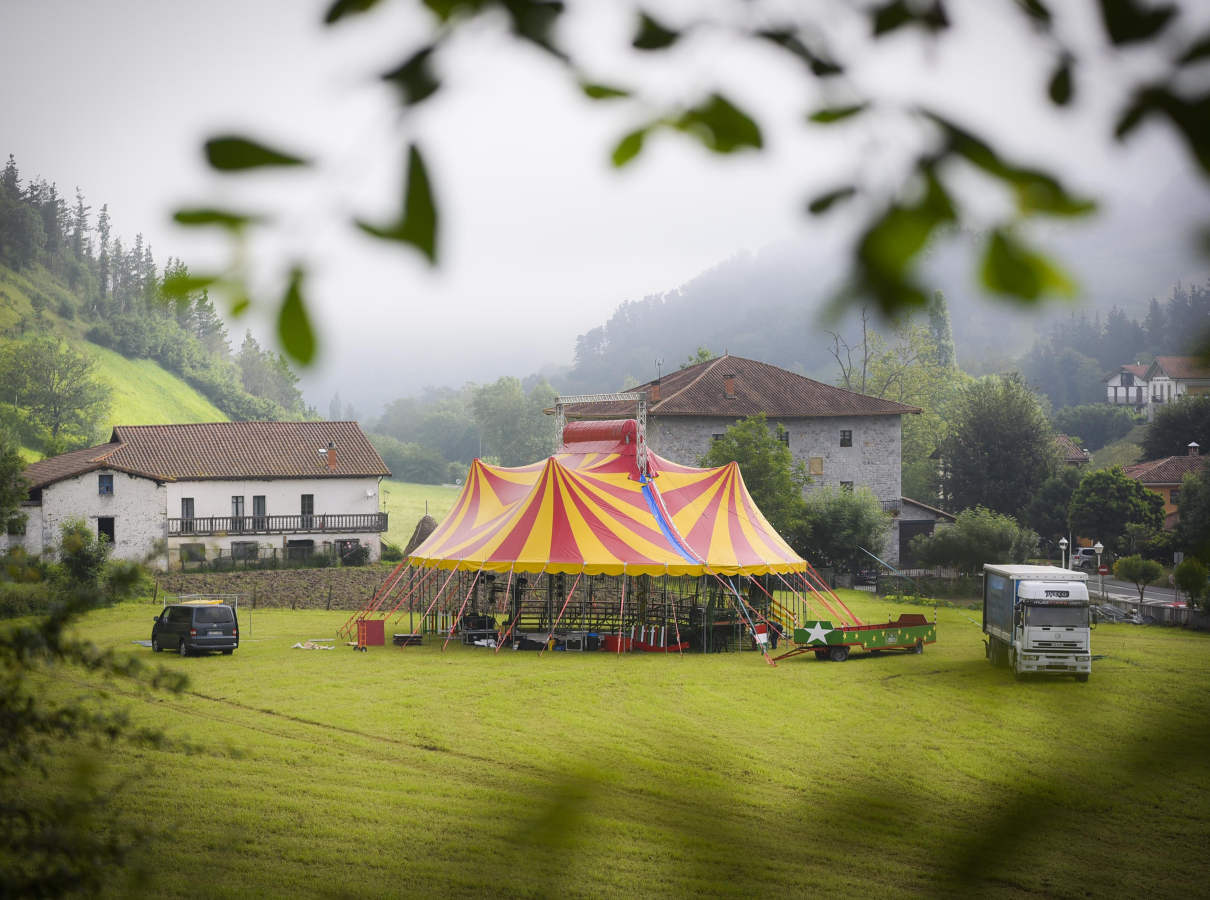 La carpa que hasta ahora ha estado instalada en la plaza de toros de Tolosa, desde el lunes se encuentra en Amezketa, la primera parada de una tournée de verano a la que le sucederá una larga lista de fechas y municipios de todo el País Vasco que irá anunciando conforme se aproximan a las localidades.