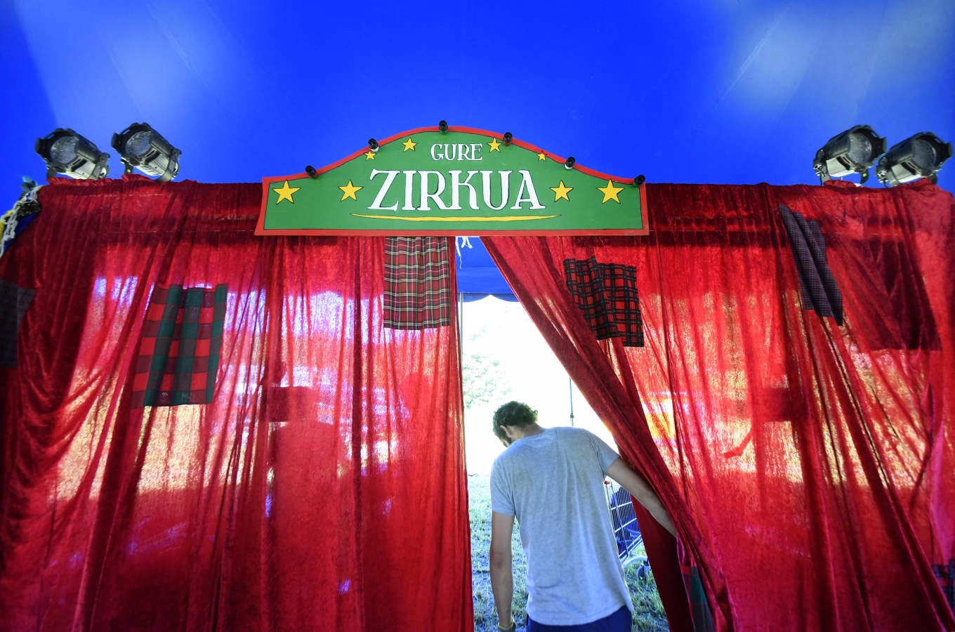 La carpa que hasta ahora ha estado instalada en la plaza de toros de Tolosa, desde el lunes se encuentra en Amezketa, la primera parada de una tournée de verano a la que le sucederá una larga lista de fechas y municipios de todo el País Vasco que irá anunciando conforme se aproximan a las localidades.