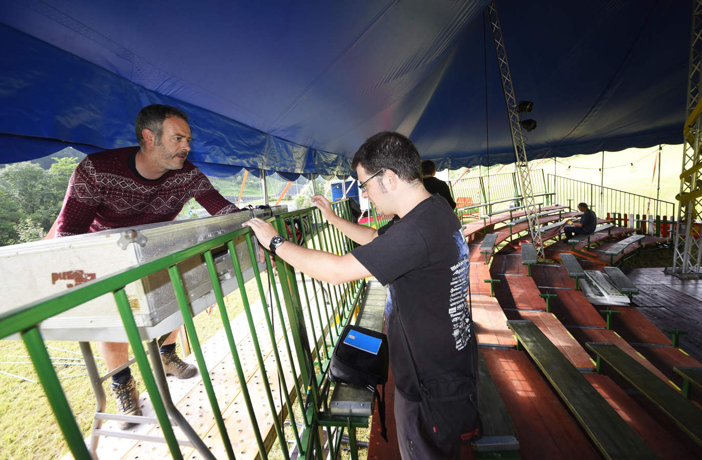 La carpa que hasta ahora ha estado instalada en la plaza de toros de Tolosa, desde el lunes se encuentra en Amezketa, la primera parada de una tournée de verano a la que le sucederá una larga lista de fechas y municipios de todo el País Vasco que irá anunciando conforme se aproximan a las localidades.