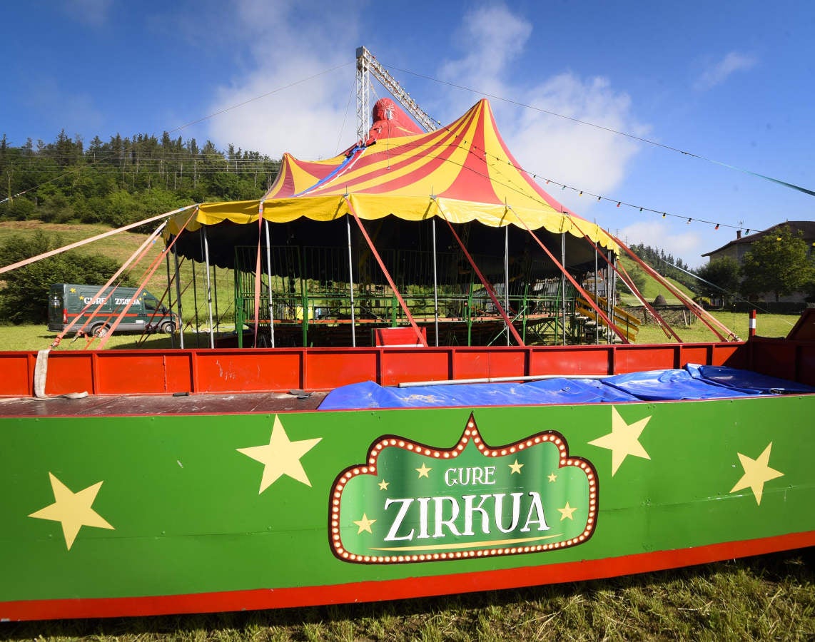 La carpa que hasta ahora ha estado instalada en la plaza de toros de Tolosa, desde el lunes se encuentra en Amezketa, la primera parada de una tournée de verano a la que le sucederá una larga lista de fechas y municipios de todo el País Vasco que irá anunciando conforme se aproximan a las localidades.