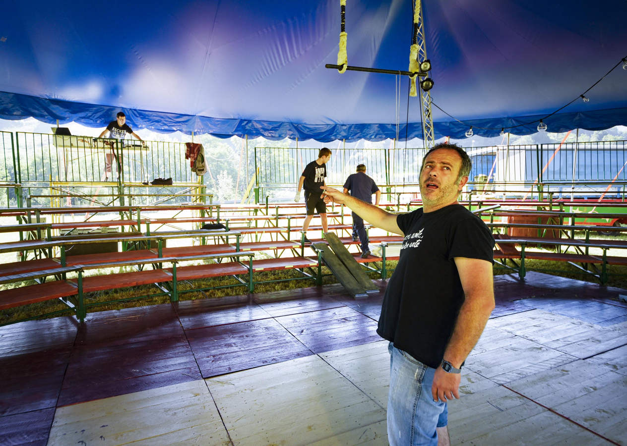 La carpa que hasta ahora ha estado instalada en la plaza de toros de Tolosa, desde el lunes se encuentra en Amezketa, la primera parada de una tournée de verano a la que le sucederá una larga lista de fechas y municipios de todo el País Vasco que irá anunciando conforme se aproximan a las localidades.