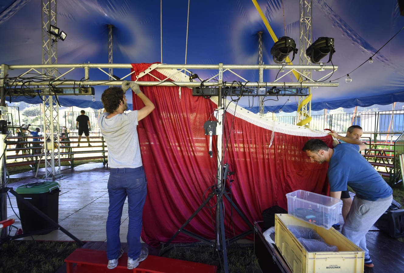 La carpa que hasta ahora ha estado instalada en la plaza de toros de Tolosa, desde el lunes se encuentra en Amezketa, la primera parada de una tournée de verano a la que le sucederá una larga lista de fechas y municipios de todo el País Vasco que irá anunciando conforme se aproximan a las localidades.