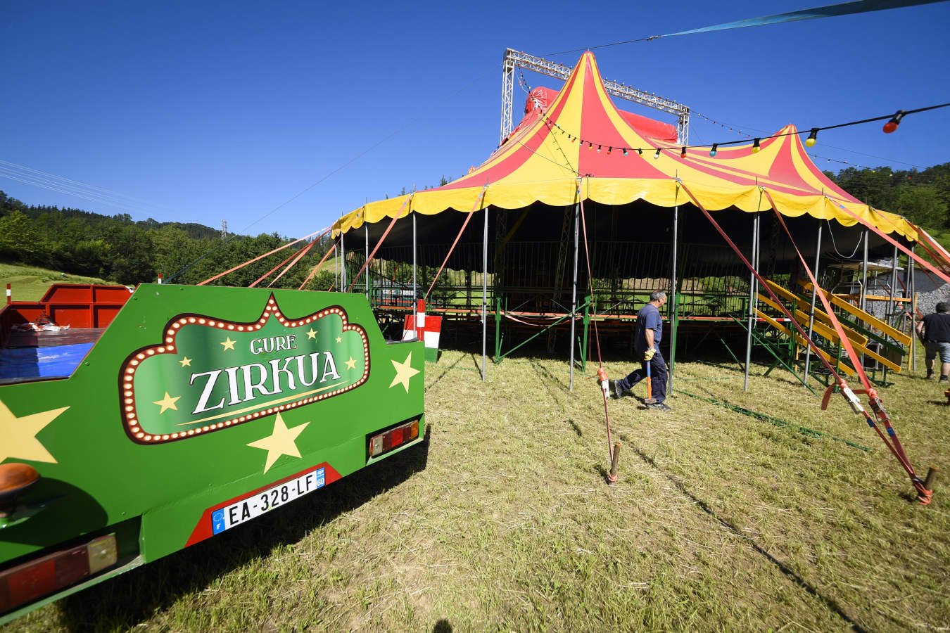 La carpa que hasta ahora ha estado instalada en la plaza de toros de Tolosa, desde el lunes se encuentra en Amezketa, la primera parada de una tournée de verano a la que le sucederá una larga lista de fechas y municipios de todo el País Vasco que irá anunciando conforme se aproximan a las localidades.