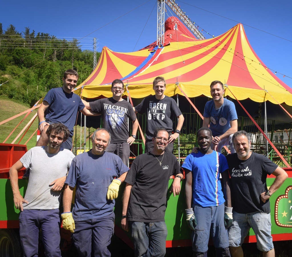 La carpa que hasta ahora ha estado instalada en la plaza de toros de Tolosa, desde el lunes se encuentra en Amezketa, la primera parada de una tournée de verano a la que le sucederá una larga lista de fechas y municipios de todo el País Vasco que irá anunciando conforme se aproximan a las localidades.