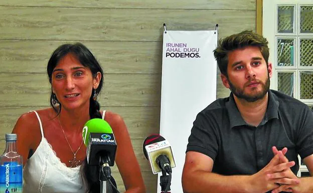 Miren Echeveste y David Soto, ayer en la sede de Podemos Irun. 