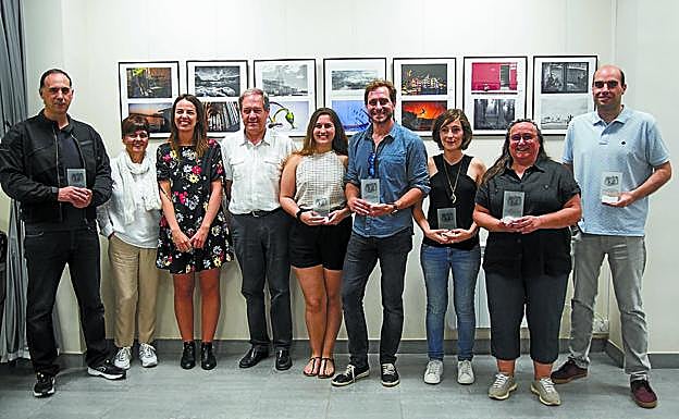 Premiados. Los ganadores, con la delegada de Cultura y el presidente y vicepresidenta de la AFI.
