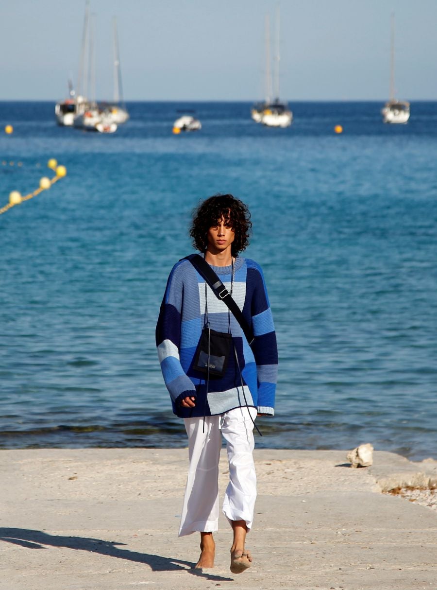 Jacquemus presenta su primera colección masculina en una playa cerca de Marsella