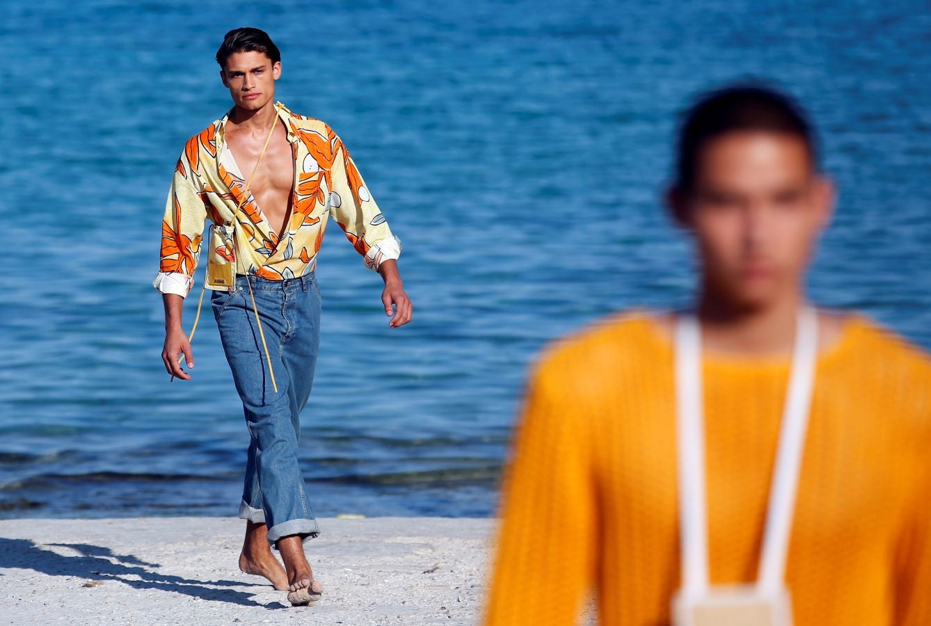 Jacquemus presenta su primera colección masculina en una playa cerca de Marsella