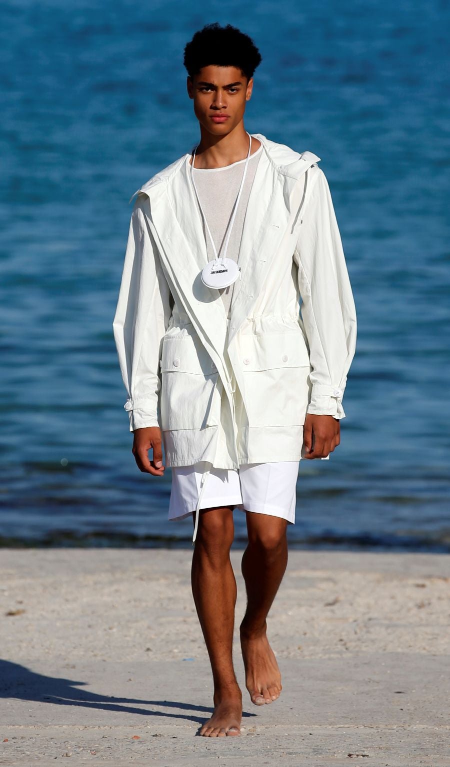 Jacquemus presenta su primera colección masculina en una playa cerca de Marsella