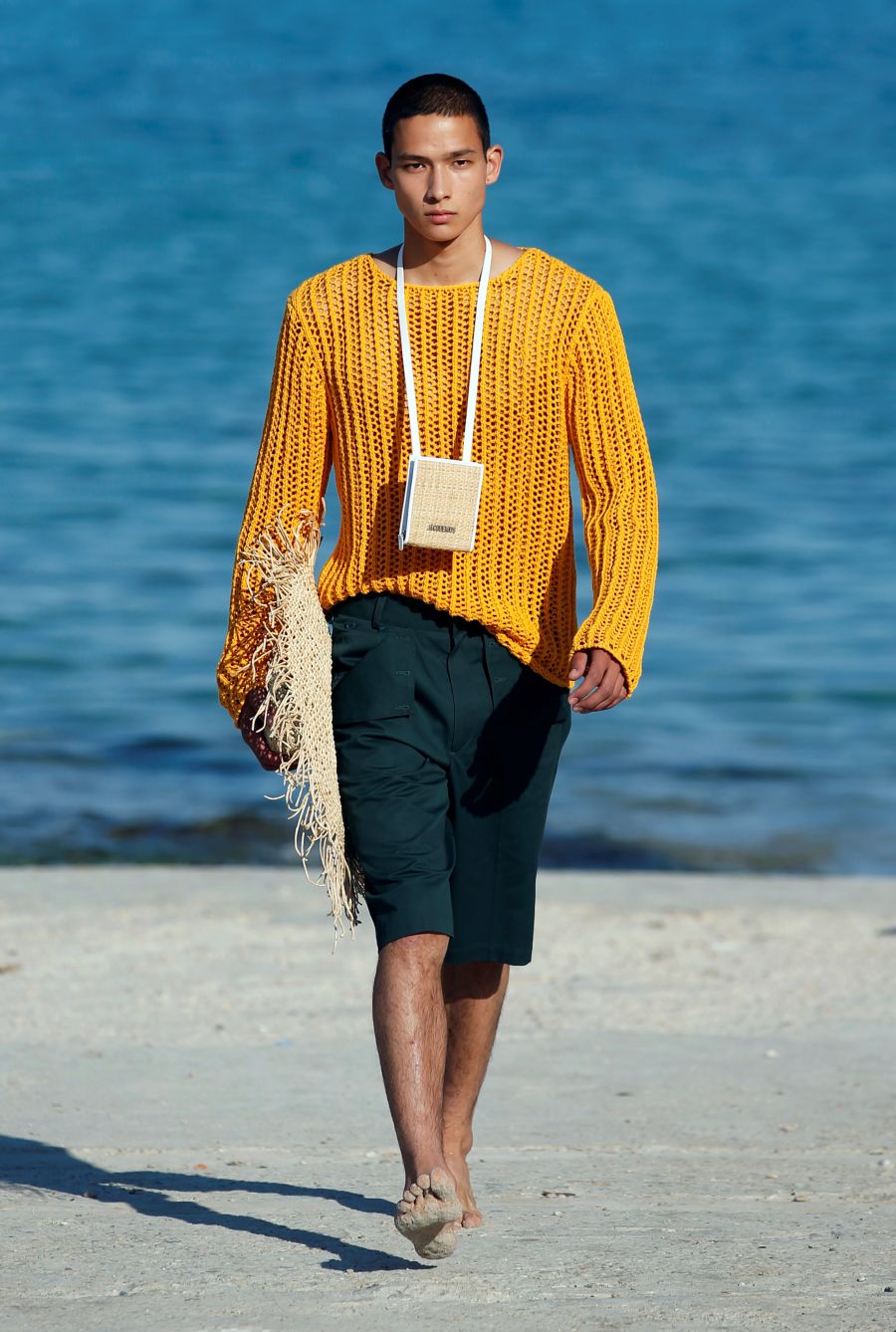 Jacquemus presenta su primera colección masculina en una playa cerca de Marsella