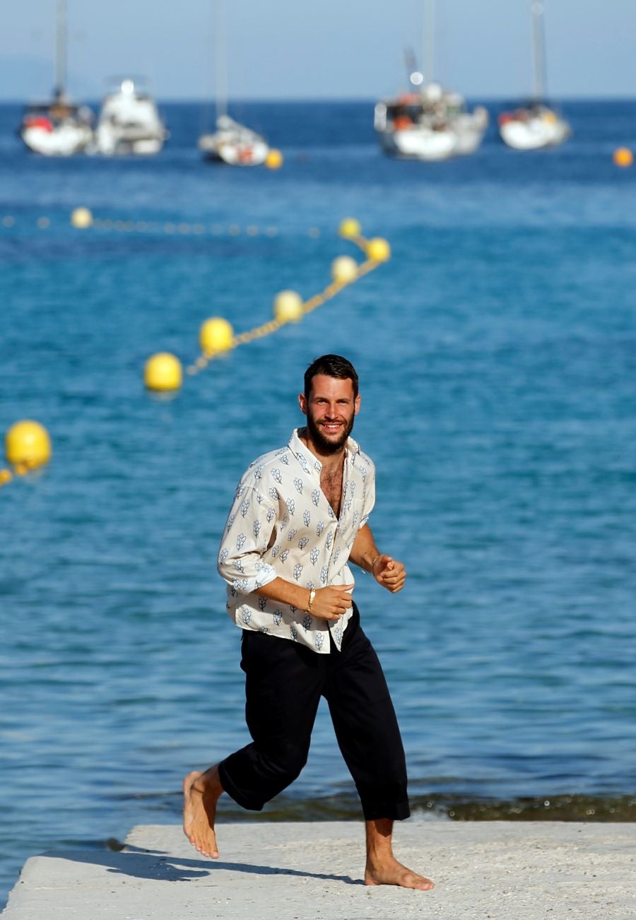 Jacquemus presenta su primera colección masculina en una playa cerca de Marsella