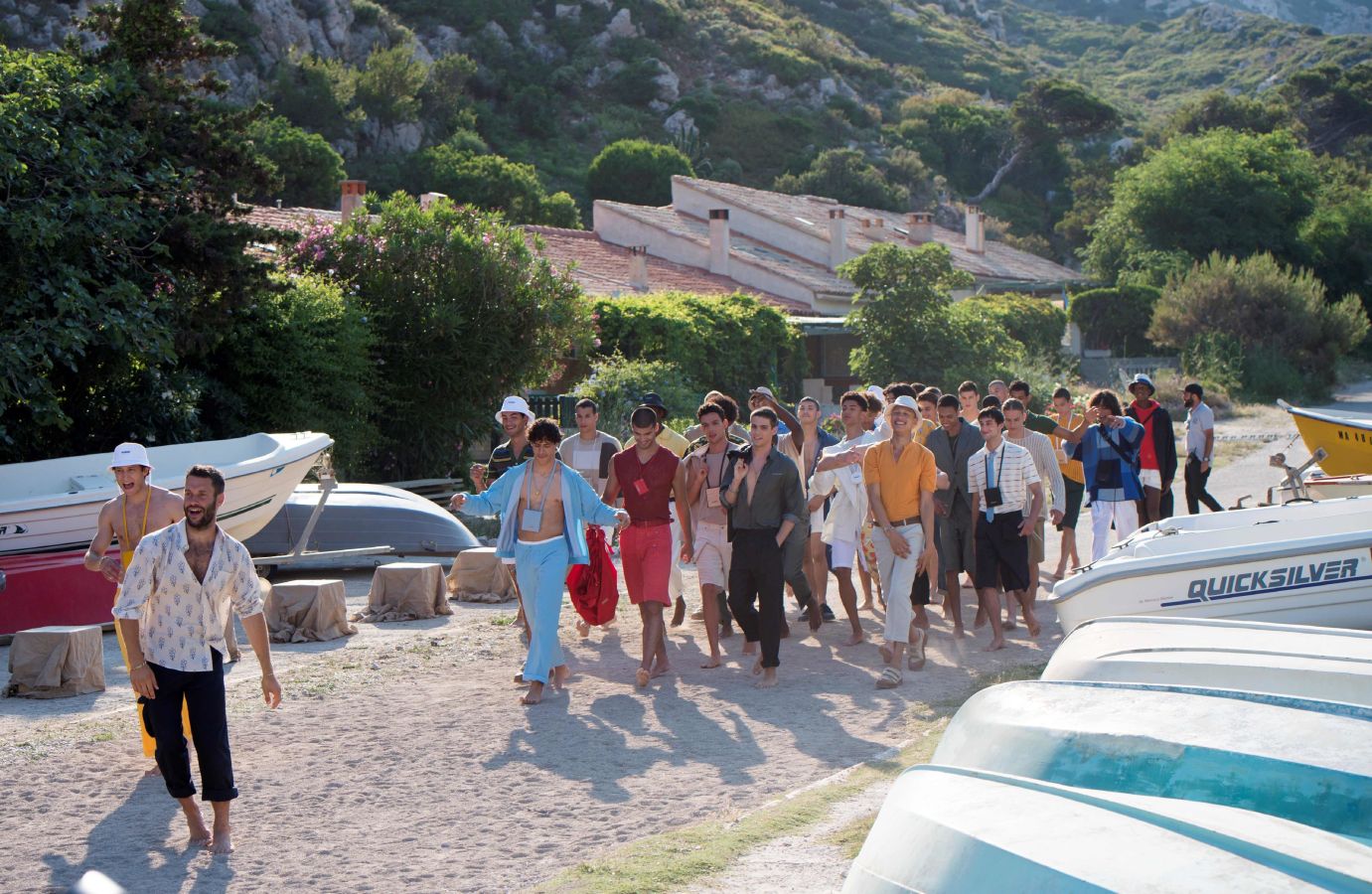 Jacquemus presenta su primera colección masculina en una playa cerca de Marsella